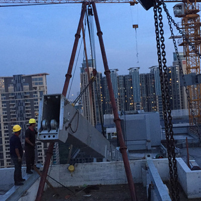 建筑安裝工程 總重28噸擦窗機的起重、高空與扒桿吊裝技術解析